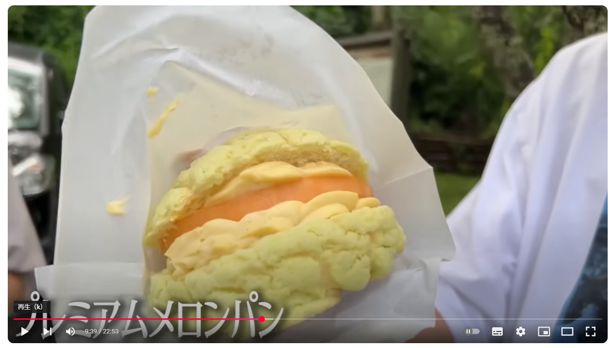 メロンを食べる男　eduardo roca メロン・いちご・さつまいものスイーツ＆カフェ｜茨城県鉾田市の農園